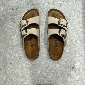 Perfect condition Birkenstock in cream with large gold buckle-Birkenstock size40